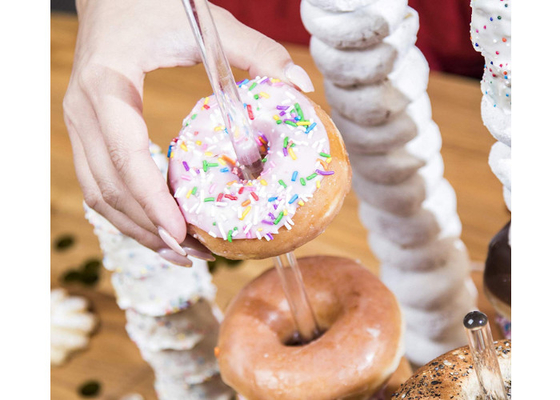 Le présentoir acrylique de gâteau d'anniversaire de parties 5 morceaux se dégagent avec la base d'hexagone